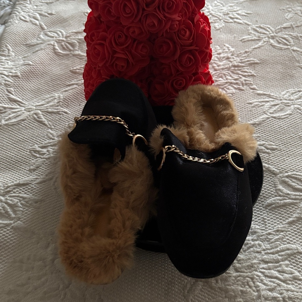 Vintage Havana Vivian Black Slippers with Faux Fur Lining